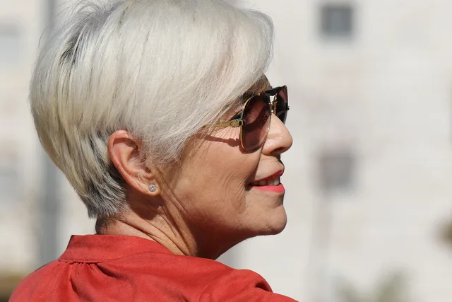 woman, portrait, business, haircut, lipstick, elderly, hairdo, glamour, happiness, smile, haircut, elderly, elderly, elderly, elderly, elderly. Diagnosing a haircut properly before you touch the correction