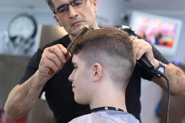 haircut, barber, hairstyle, barbershop, comb, man, client, haircut, haircut, barber, barber, barber, barber, barber. Staged repairs and growth-out maps guide this haircut correction process
